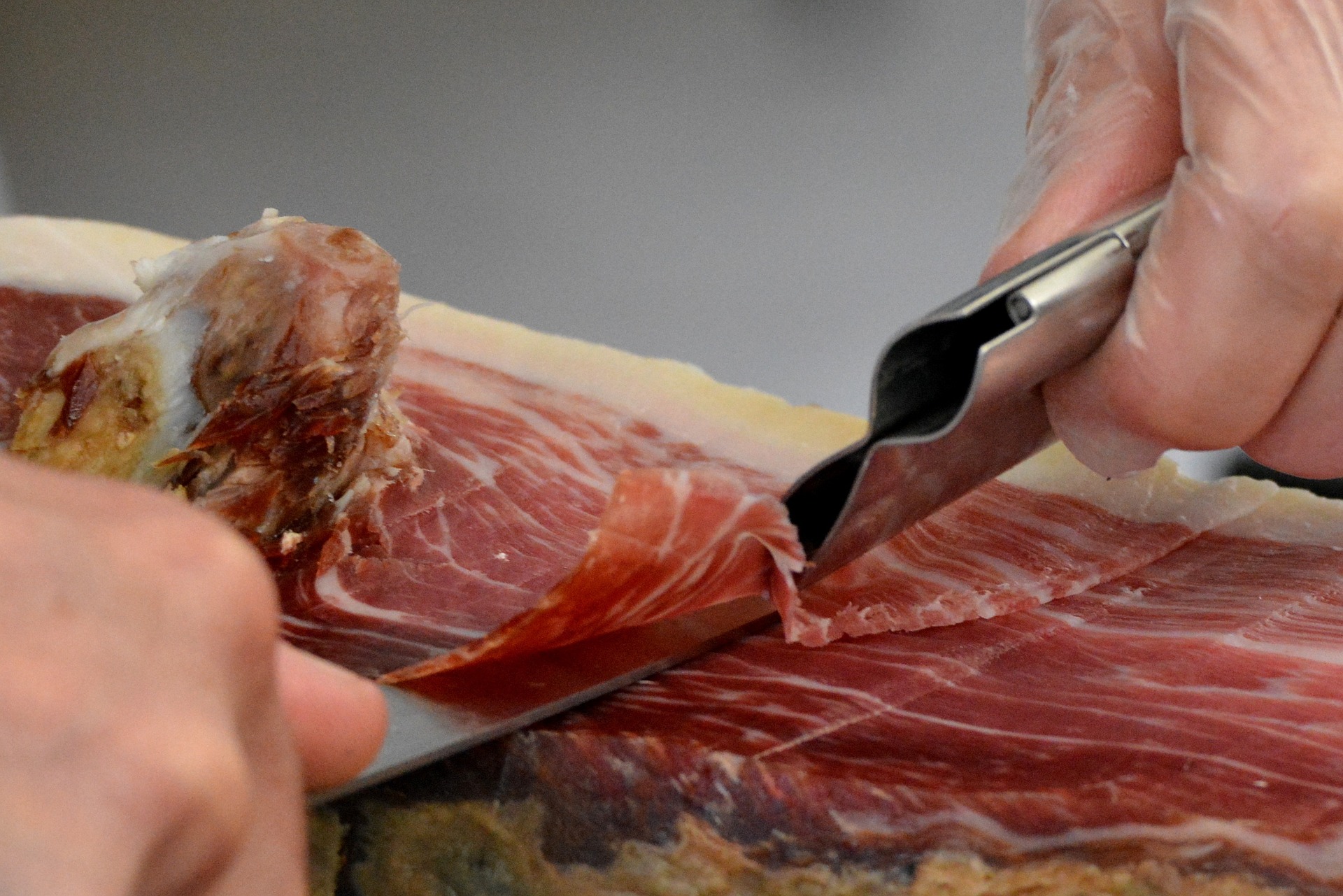 Comment couper un jambon cru entier ?